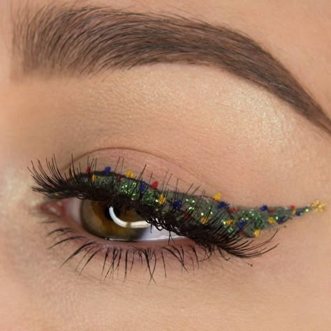 Eyeliner Inspiration, Holiday Eye Makeup, Christmas Makeup Simple, Xmas Makeup, Halo Eye Makeup, Christmas Eye Makeup, Makeup Looks For Green Eyes, Christmas Makeup Look, Holiday Makeup Looks