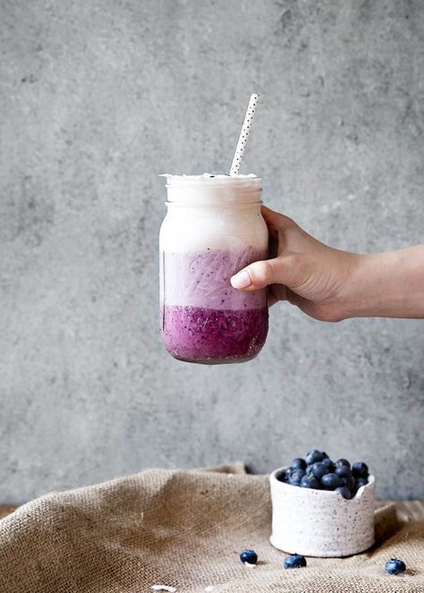 Layered Smoothie, Broma Bakery, Fresh Smoothies, Smoothie Bowl Recipe, Health Smoothies, Banana Blueberry, Fruit Smoothie Recipes, Breakfast Smoothies, Milkshakes