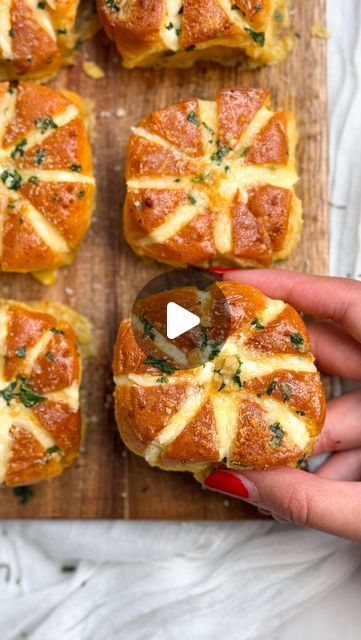 Zoha Malik on Instagram Korean Cheese Bun, Hawaiian Garlic Rolls, Korean Buns Recipe, Bread Rolls Recipe Stuffed, Cream Buns Recipe, Stuffed Dinner Rolls, Cheesy Buns, Cheese Buns Recipe, Korean Garlic Bread