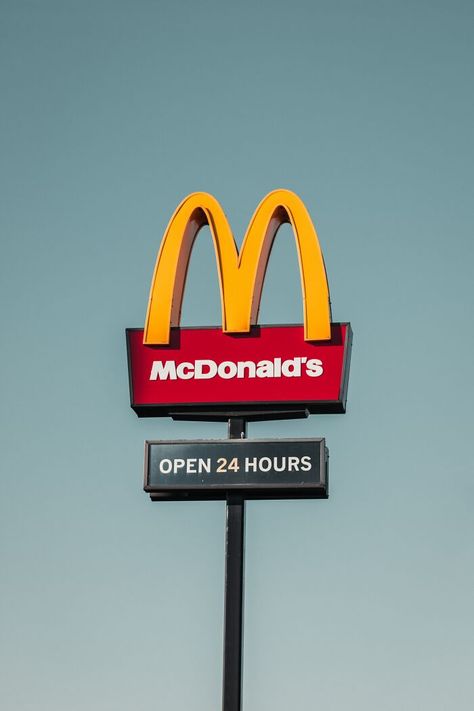 Mc Donald Logo, Mcdonald's Aesthetic, Fast Food Advertising, Bacon Roll, Tree Surgeons, Wall Paper Phone, Posca Art, Food Advertising, Fast Food Chains