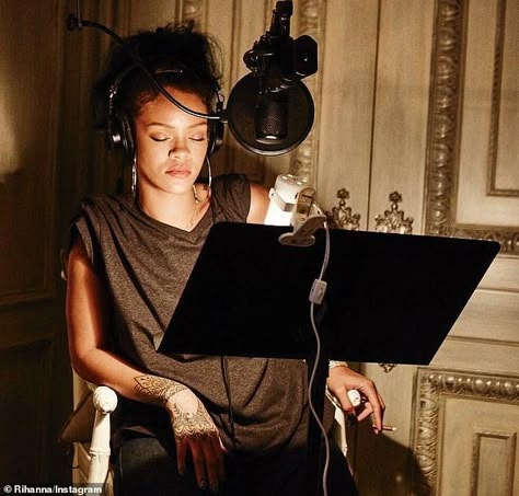 Music Photoshoot, Rihanna Photos, Music Studio Room, Dream Music, Home Studio Music, Recorder Music, Bad Gal, Studio Photoshoot, Rihanna Fenty