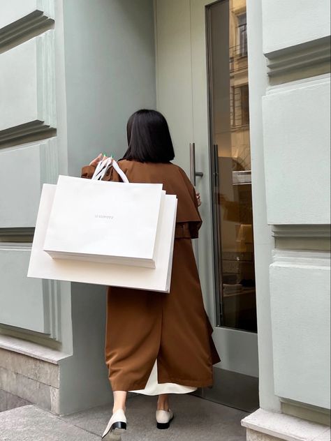 Shopping Pictures Aesthetic, Personal Shopper Aesthetic, Bag Branding Design, Girl With Shopping Bags, Personal Shopper Business, Fashion Instagram Feed, Fashion Product Photography, Woman With Shopping Bags, Bag Photoshoot