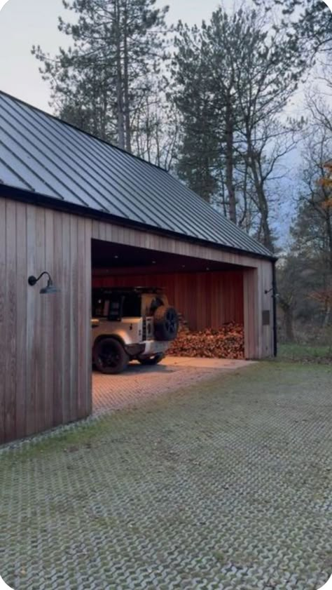 Triple Garage, Open Garage, Modern Cabin Design, Classic Garage, Wooden Garage Doors, Farmhouse Garage, Garage Exterior, Scandinavian Style Home, Carport Designs