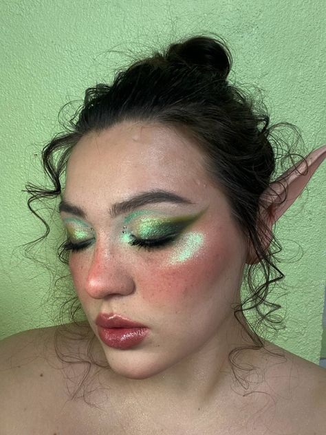 Green Makeup With Glitter, Elven Fairy Costume, Nature Elf Makeup, Witch Fairy Makeup, Elfaba Makeup, Fairy Core Makeup Green, Green Fairy Halloween Costume, Forest Fairy Face Paint, Elf Fantasy Makeup