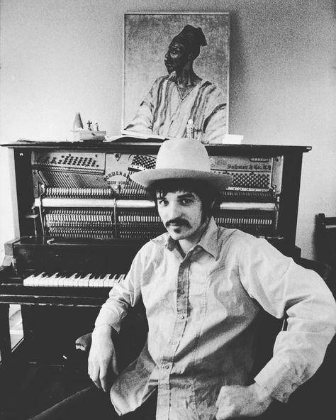 Rick Danko. #rickdanko #theband #greatrockandroll Blues Singers, Garth Hudson, Rick Danko, Robbie Robertson, Folk Musician, Bass Guitarist, Soul Artists, Record Covers, All Band