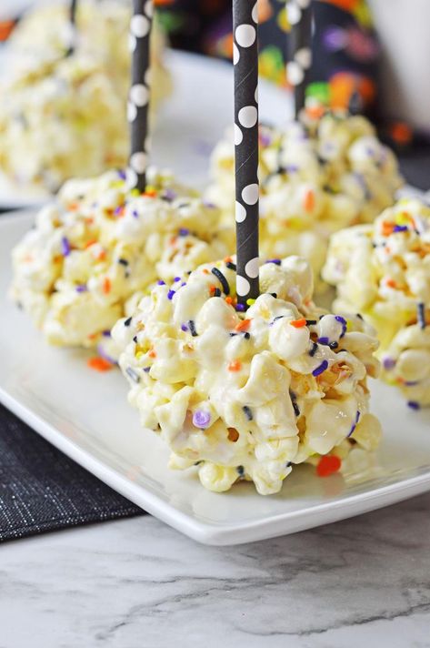 Halloween Popcorn Balls – BEST Halloween Recipe – {Easy} Party Food - Desserts Halloween Popcorn Balls Recipe, Popcorn Ball Recipe, Halloween Cake Balls, Popcorn Balls Recipe Easy, Halloween Popcorn Balls, Popcorn Dessert, Popcorn Ball, Popcorn Balls Recipe, Easy Popcorn