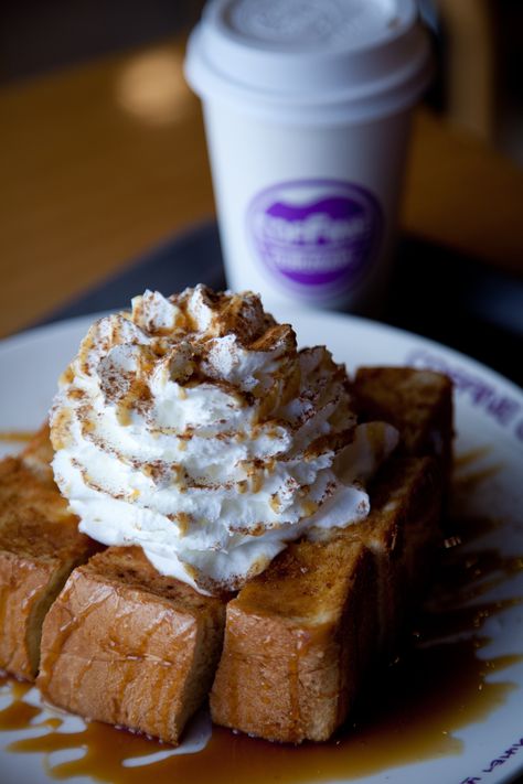 Brick toast with whipped cream, also known as Shibuya toast is hugely popular in Seoul. Shibuya Toast, Brick Toast, Sweet Toast, Honey Bread, Almond Cream, Cute Food, Whipped Cream, Sweet Recipes, Nom Nom