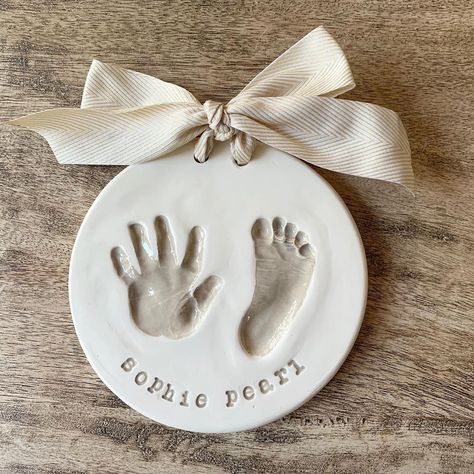 Mistletoes Footprint Craft, Footprint Ornament, Baby Christmas Crafts, Baby Footprint Art, Footprint Keepsake, Footprint Crafts, Baby Handprint, Diy Bebe, Footprint Art