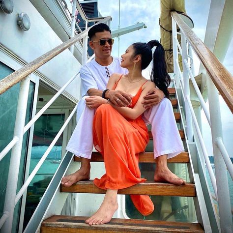 Couple Pose On Cruise, Couple Cruise Pictures Photo Ideas, Cruise Couple Photos, Couple Poses On Cruise, Couples Cruise Picture Ideas, Outfits To Wear On A Cruise Ship, Cruise Couple Aesthetic, Cruise Photography Ideas Couple, Cruise Ship Photoshoot