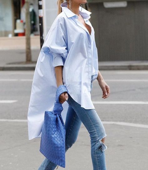 @gittabanko Instagram outfit idea — oversized blue button-down shirt, ripped skinny jeans, and blue Bottega Veneta knot bag Ținute Business Casual, Oversized Shirt Outfit, White Shirt Outfits, All Jeans, Outfit Jeans, Ținută Casual, Dinner Outfits, Brunch Outfit, Mode Inspo