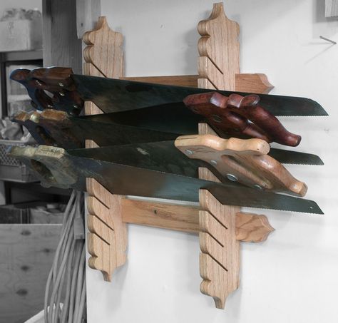 handsaw saw bench | Saw Till / Rack Design ?? Saw Till, Garage Atelier, Garage Tool Storage, Tool Storage Diy, Smart Tiles, Garage Work Bench, Diy Garage Storage, Into The Wood, Woodworking Workbench