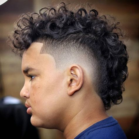 Mohawk Fade Fohawk Haircut Fade, Blow Dry Curly Hair, Fohawk Haircut, Curly Mohawk Hairstyles, Straightening Curly Hair, Scrunched Hair, Male Haircuts Curly, Curly Mohawk, Dry Curly Hair