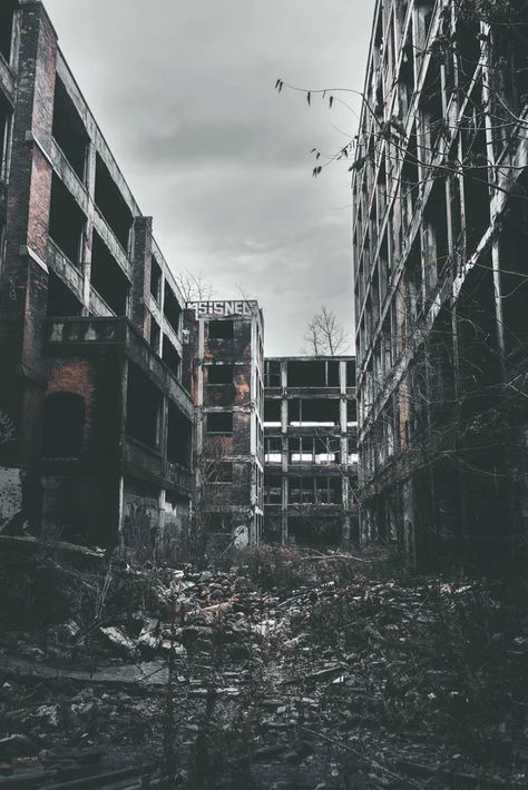 Detroit Ruins, Abandoned City, Apocalypse Aesthetic, Ruined City, Abandoned Cities, Building Aesthetic, France Culture, Aesthetic 2024, Scenic Travel