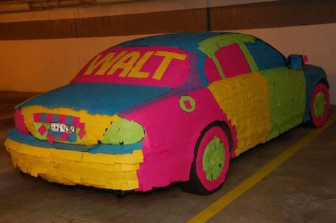 car covered in Post-It notes, 3 Car Prank, Work Pranks, Birthday Pranks, Post It Art, Prank Ideas, School Pranks, Harmless Pranks, Best April Fools, Great Pranks