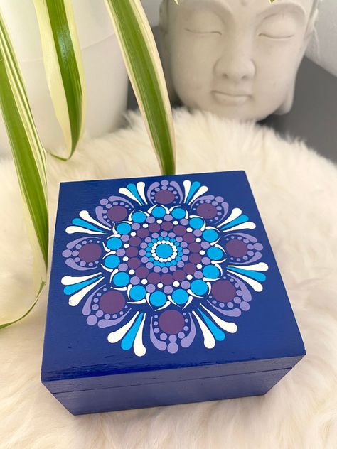 The Blue Lagoon Box, Acrylic Painted Box, Wooden Box, Jewelry Box, Treasure Chest, Spices Box, Mandala Dot Painting Box, Memories gift #etsy #bleu #carre #fleuri #violet #bracelet #unisexeadulte #oui #bois #giftidea Painted Boxes Ideas, Painted Box Ideas Simple, Wooden Box Painting Ideas Easy, Mandala Dot Painting, Decoupage Jewelry Box, Wooden Memory Box, Purple Painting, Memory Boxes, Painted Box