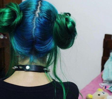 Emerald Green And Blue Hair, Blue And Green Dyed Hair, Blue And Green Hair Ideas, Dark Blue And Green Hair, Dark Blue And Light Blue Hair, Dark Blue And Green Nails, Green And Blue Hair Color, Blue Green Hair Color, Green And Blue Hair