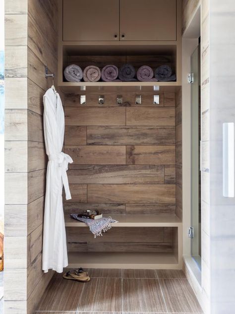 Modern Farmhouse Mudroom, Pool House Bathroom, Bilik Air, Closet And Bathroom, Pool Bathroom, Bathroom Organization Diy, Changing Room, Bathroom Pictures, Stylish Bathroom