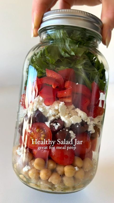 Mason Jar Salad Vegetarian, Mason Jar Meal Prep, Instagram Salad, Easy Lunch Idea, Salad Jar Recipe, Salad Recipes Healthy Easy, Mason Jar Salad Recipes, Mediterranean Salad, Mason Jar Salad