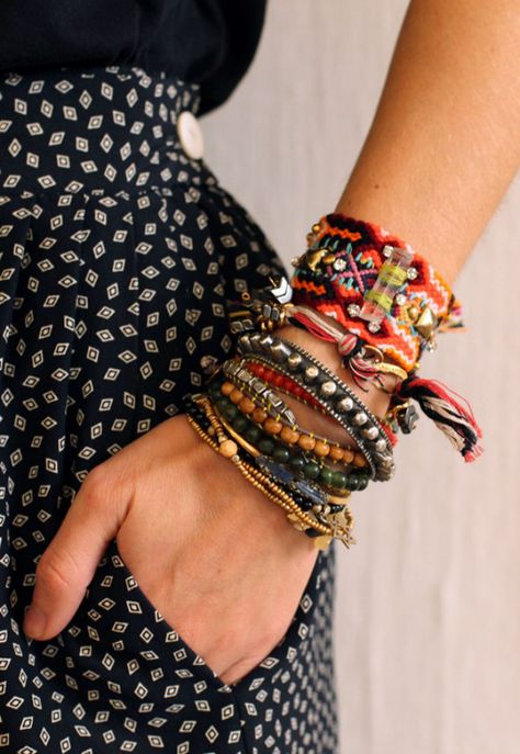 Mix a variety of delicate beaded bracelets with your favorite friendship bracelets for a feminine, casual look. Stack Bracelets, Ethno Style, Estilo Hippie, Arm Party, Layered Bracelets, Ankle Bracelets, Boho Bracelets, Arm Candy, Mode Style