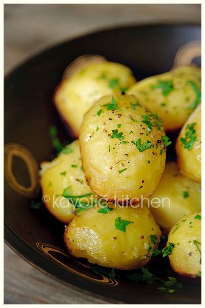 Potatoes baked in Chicken Broth. Garlic and Butter. They get crispy on the bottom but stay fluffy inside. Chocked full of flavor. Ayam Mentega, Potatoes Baked, Violet Color, Think Food, Deilig Mat, Side Recipes, Veggie Dishes, Spaghetti Squash, Vegetable Side Dishes