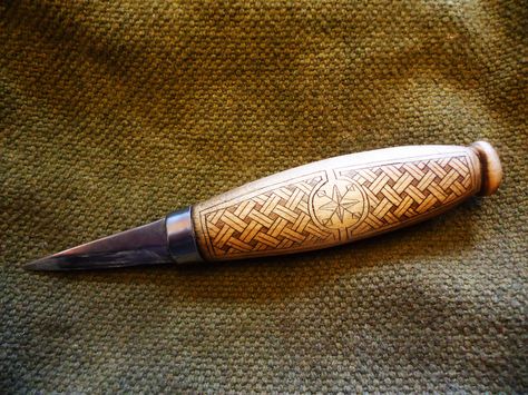 https://flic.kr/p/d9mxv1 | kolrossing |      on my Mora whittling knife. Knife Photography, Carving Knives, Forging Knives, Whittling Projects, Whittling Knife, Wood Carving Tools Knives, Diy Knife, Knife Patterns, Carved Spoons