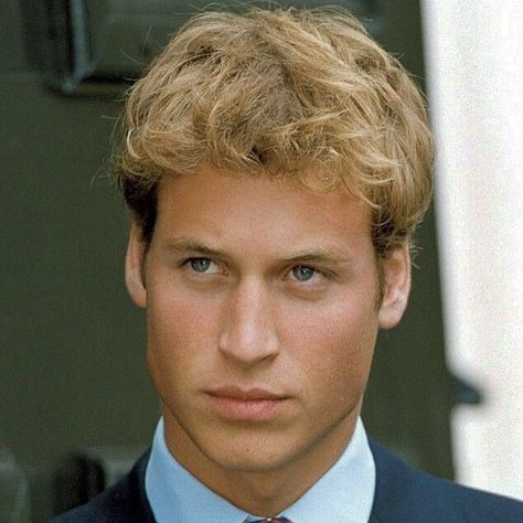 @90s.violet on Instagram: “i’ll never recover from the beauty of young prince william” Princ Harry, Prins William, Principe William, Rip Prince, Prince William And Harry, British Royal Families, Young Prince, Princesa Diana, Matthew Mcconaughey