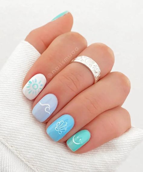 Nails Acrylic Short Summer Beach, Shellac Nail Ideas Summer, Acrylic Nails Beach Theme, Nails With Beach Theme, Cute Nail Designs For The Beach, Coastal Nails Short, Beach Nail Inspiration, Cute Vacation Nails The Beach, Hazel Nails