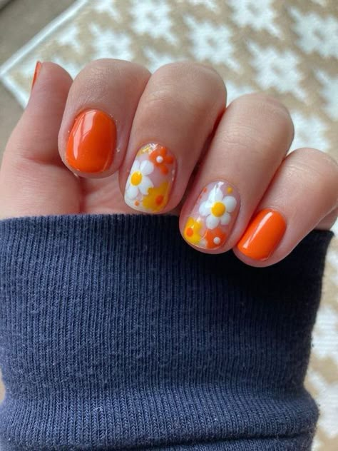 Nails Inspiration Paint, Simple Nails Shellac Short, 70s Nail Inspiration, Nail Designs 70s, Acrylic Nails Ideas Floral, 70 Nails Inspiration, Gel Nail Flowers, Short Manicured Nails Gel Designs, 70s Inspired Nails Short