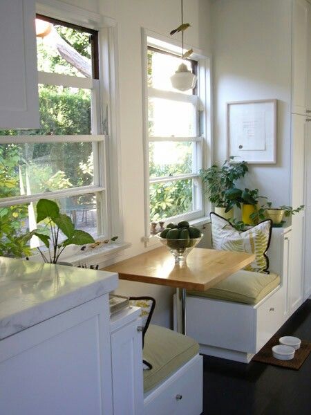 Martha Stewart Living Counter Window, Cozy Kitchen Nook, Kitchen Booths, Lake Kitchen, Kitchen Banquette, Kitchen Seating, تصميم للمنزل العصري, Banquette Seating, Small Space Kitchen