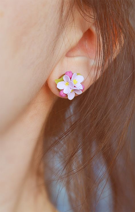 Little studs with lilac flowers Made of polymer clay Fimo #handmadeblossom Cercei Din Lut Polimeric, Stud Earrings Polymer Clay, Lilac Earrings, Polymer Clay Flower Jewelry, Flowers Earrings, ดินปั้น Polymer Clay, White Lilac, Polymer Clay Diy, Polymer Clay Jewelry Diy