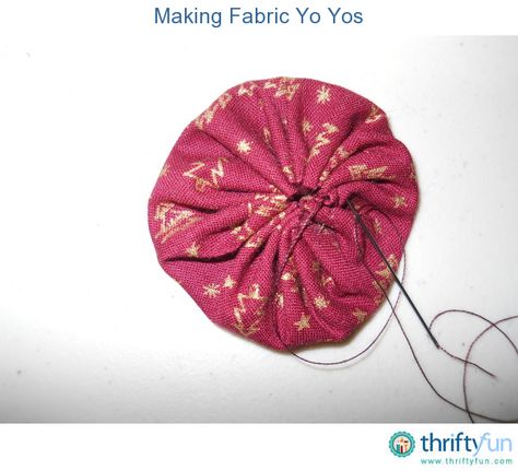 This is a short tutorial for making fabric yo yos. These cute little fabric circles can be used in lots of craft projects, from quilts to Christmas garlands. Yo Yo Projects, Fabric Yo Yos, Nightmare Before Christmas Wreath, Yo Yo Quilt, Circle Crafts, Making Fabric, Yo Yos, Christmas Garlands, Fabric Christmas Trees