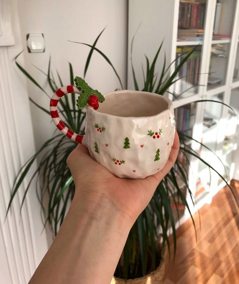 Christmas Cup Ideas, Diy Christmas Mugs, Diy Pottery Painting, Tree Mug, Handmade Ceramics Vase, Keramik Design, Christmas Cup, Painted Mugs, Mug Handmade