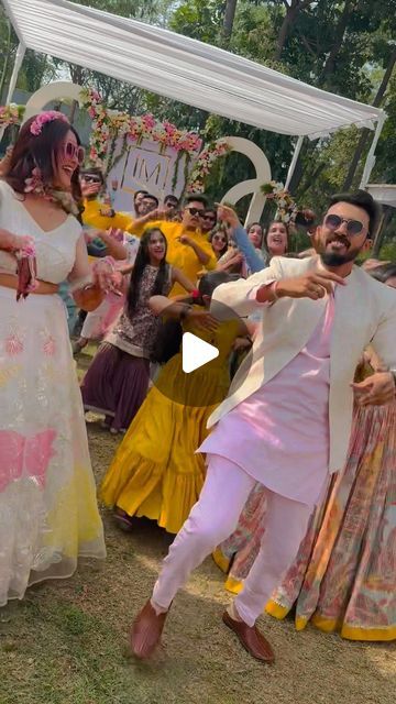 Viaana Manglani on Instagram: "BEST FLASH MOB EVER 🤩🤩

🌼Haldi Ceremony🌼

Bride: @thatstrongbee26 
Groom: @lalit_krishnani 
Choreography: @onemorethumka 
Event: @nda_events_india 

P.S. It’s just the part-1 🤪 part-2 is coming super soon🤩💃💃🕺😍

#haldicarnival #haldibride #haldigroom #haldiceremony #ndaevents #flashmobs #dancefaceoff #teambride #teamgroom #dance #wedding #choreography #onemorethumka #lovekimuss #thatlockdownlovestory #bridemuskaan #indianbigfatwedding #carnival #weddingideas #haldioutfits #haldireels
#bridetobe #bridesmaids #haldimakeup #eventplanner #weddinginspiration #love #photography #weddingdecor" Bride Haldi Look, Haldi Ceremony Bride, Groom Haldi, Wedding Choreography, Haldi Outfits, Team Groom, Flash Mob, Haldi Ceremony, Team Bride