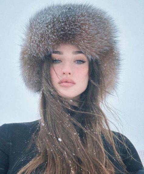 Emilia Danilevskaya, Russian Winter, Russian Culture, Winter Photos, Foto Casual, Winter Girls, Russian Fashion, Fur Hat, Winter Aesthetic