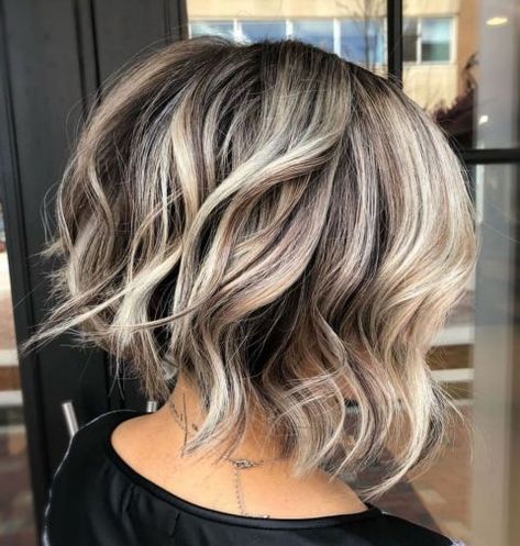 Inverted Wavy Bob with Shaggy Ends Messy Bobs, Textured Bobs, Hair Inspired, Bob Hair Color, Haircut Inspo, Best Bob Haircuts, Grey Highlights, Kadeřnické Trendy, Textured Bob