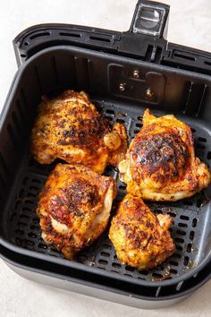 Crispy Air Fryer Chicken Thighs with the best seasoning and crispy skin! Cooking chicken thighs in the air fryer is quick and easy and the chicken comes out perfectly juicy, every time. Use bone in skin on or boneless skinless chicken thighs in this recipe. Vegetables Appetizers, Crispy Air Fryer Chicken Thighs, Air Fryer Recipes Chicken Thighs, Crispy Air Fryer Chicken, Cooking Chicken Thighs, Dinners Healthy, Chicken Breast Crockpot Recipes, Air Fryer Chicken Thighs, American Foods