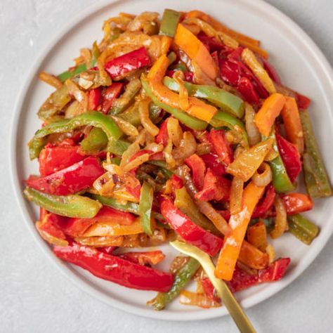 Sauteed Peppers and Onions (Peperonata Recipe) - The Dinner Bite Peperonata Recipe, Sauteed Peppers And Onions, Sauteed Peppers, Bell Pepper Recipes, Sweet Bell Peppers, Pepper Pasta, Sauteed Chicken, Stuffed Pepper Soup, Stuffed Banana Peppers