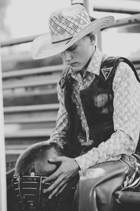 Bull Riding Senior Pictures, Bull Rider Senior Pictures, Bull Riding Photography, Rodeo Photos, Rodeo Photography, Male Posing, Posing Photography, Senior Photos Boys, Ray Ray