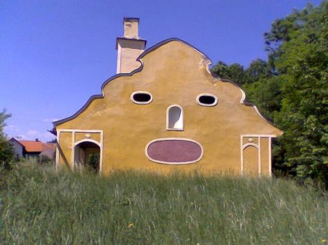 Houses with Human Face! Weird Houses, Unusual Houses, Things With Faces, Face Pics, Image Meme, Crazy Houses, Human Faces, Bg Design, Unusual Buildings