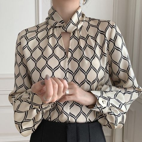 Women Shirt Designs, Chiffon Blouses Designs, Women Blouses Fashion, Classic Blouses, Trendy Fashion Tops, Casual Winter Outfits, Beautiful Blouses, Chiffon Blouse, Outfits Fashion