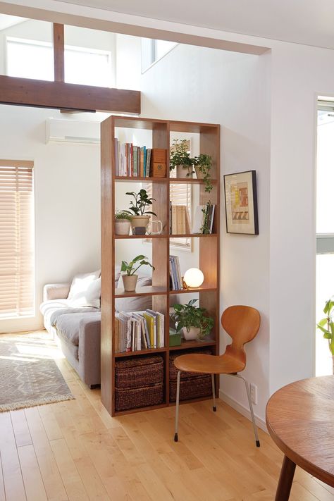 Living in an apartment can be tough, but with a little decoration, it can be livable and comfortable. A few simple tips can help you spruce up your space in no time. Long Narrow Living Room, Narrow Living Room, Regal Design, Small Apartment Living Room, Diy Casa, Diy Apartment Decor, Dining Room Combo, Simple Room, Small Apartment Decorating