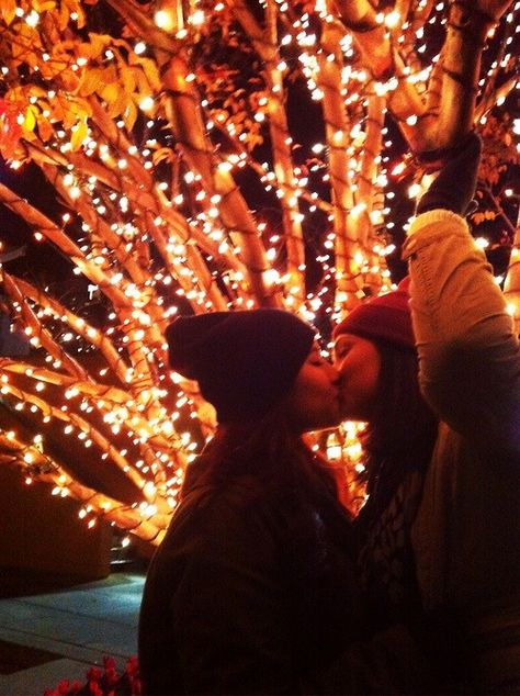 Lesbian : Photo Christmas Aesthetic Couple, Christmas Tumblr, Christmas Couple Pictures, Amazon Christmas Gifts, Gay Christmas, Teenage Couples, Want A Girlfriend, Couple Christmas, Aesthetic Couple