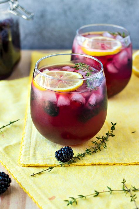 Blackberry Lemon Vodka Punch - A refreshing spiked punch made with fresh lemon juice, muddled blackberries, and a homemade blackberry & thyme infused vodka. The perfect drink to enjoy any time of year! Scoop Recipes, Honey Berry, Vodka Punch, Eco Food, Fermented Milk, Lemon Vodka, Holiday Punch, Thanksgiving Drinks, Boozy Drinks