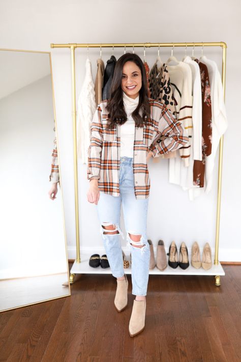 4 Fall Mom Jeans Outfits | Petite Style | Pumps & Push Ups Cute Outfits With Mom Jeans, Outfits With Mom Jeans, Mom Jeans Outfit Fall, Adulting Outfits, Mom Jeans Outfits, Mom Jeans Outfit Winter, Winter Outfits Street Style, Jeans Outfit For Work, Winter Outfits 2020