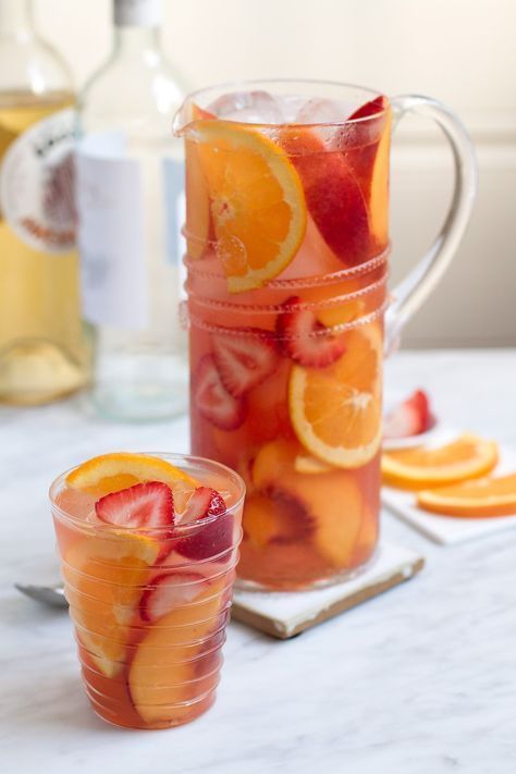 Italian Sangria, Summer Sangria Recipes, Sangria Cocktail, Italian Drinks, Brunch Cocktails, Fancy Drinks, Sangria Recipes, Alcohol Drink Recipes, Drinks Alcohol Recipes