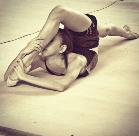 So inspiring! Rhythmic Gymnastics Training, Back Flexibility, Dance Motivation, Gymnastics Flexibility, Gymnastics Training, Cheer Dance, Yoga Dance, Foto Tips, Dance Photos