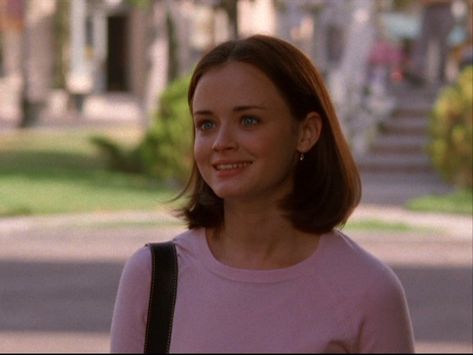 #rorygilmore #gilmoregirls Rory Gilmore Hair, Rory Gilmore Style, Gilmore Girls Fashion, Estilo Rory Gilmore, Gilmore Girl, Alexis Bledel, Lorelai Gilmore, Stars Hollow, Rory Gilmore