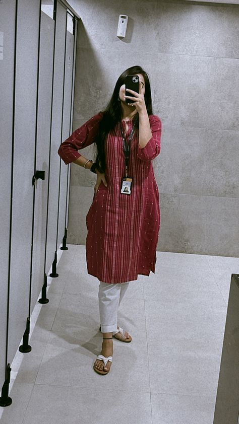 #office #officewear #ootd #outfits Indian Women Office Outfits, Office Dresses For Women Indian, Indian Office Look For Women, Office Outfits Women Kurti, Indian Office Look, Poses For Office Pictures, Interview Outfit Women Indian, Desi Work Outfit, Formal Office Outfits Women Indian