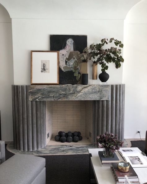 Kelly Wearstler Fireplace, Surround Fireplace Mantels, Fluted Marble Fireplace, Unique Fireplace Ideas, Modern Mantle, Kitchen Mantle, Minimal Decoration, Grey Fireplace, Art Deco Fireplace