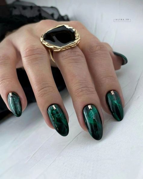 Trendy Green Nails, Emerald Nails, Green Acrylic Nails, Dark Green Nails, Green Nail Art, Nagel Tips, Modern Nails, Goth Nails, Vibrant Nails